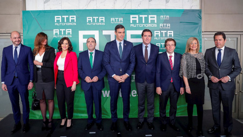 El presidente del Gobierno, Pedro Sánchez, junto al presidente de la Federación Nacional de Organizaciones de Autónomos, Lorenzo Amor (3i), el presidente de la CEOE, Antonio Garamendi (4d), la presidenta de la Comunidad de Madrid, Isabel Díaz Ayuso (3