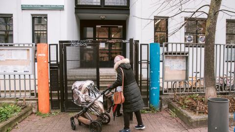 Vista de la fachada del colegio público vitoriano "Odon Apraiz" que ha cerrado este lunes sus puertas al alumnado "hasta nuevo aviso" para evitar el contagio ante los casos de coronavirus que se han diagnosticado estos últimos días en el centro escolar