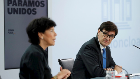 24/09/2020.- La ministra de Educación, Isabel Celaá, y el ministro de Sanidad, Salvador Illa, durante la rueda de prensa. / EFE/J.J. Guillén