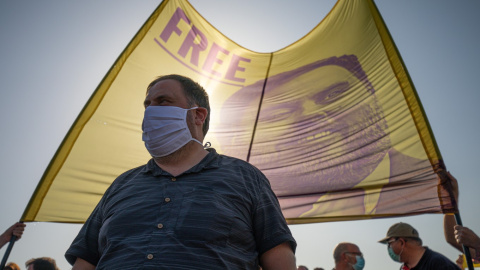 El líder de ERC, Oriol Junqueras, en la comparecencia que él hace con los otros presos del 1-O antes de su nuevo ingreso en prisión en Sant Joan de Vilatorrada, localidad próxima a la prisión de Llenoders, Barcelona. /Pau Venteo / Europa Press