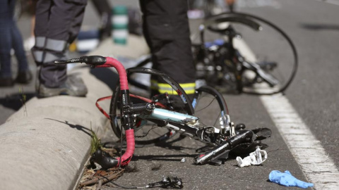 Restos de una bicicleta tras ser arrollada por un vehículo. EFE