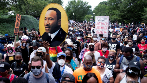 Un manifestante sujeta una imagen de Martin Luther King en la Marcha sobre Washington. / EFE