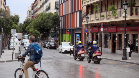 GRAF9166. MADRID, 23/09/2020.- Unos agentes de la policía municipal patrullan por el barrio de Lavapiés, en Madrid capital, este martes. Los vecinos de Lavapiés están pendientes de las nuevas restricciones a la movilidad que decida la Comunidad de Mad