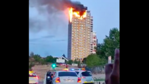 Un gran incendio devora los pisos superiores de un edificio de Madrid