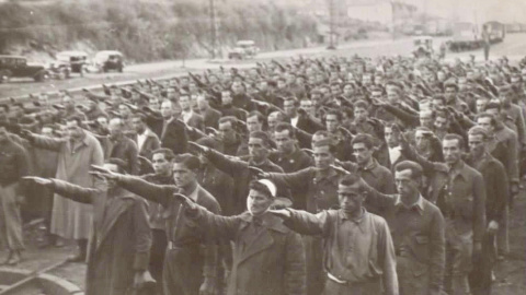 Prisioneros haciendo el saludo fascista en el campo de Concentración de Irún en Guipúzcoa (BIBLIOTECA NACIONAL DE ESPAÑA)