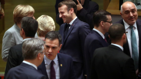 El presidente de Francia, Emmanuel Macron, la canciller alemana, Angela Merkel, el presidente del Gobierno español, Pedro Sánchez, el primer ministro de Polonia, Mateusz Morawiecki, y el de Bulgaria, Boyko Borissov, entre otros, conversan antes del comi