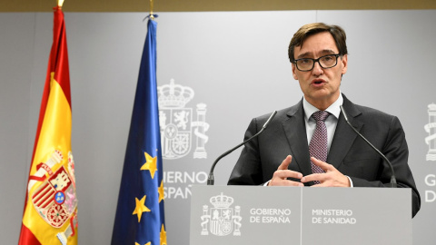 El ministro de Sanidad, Salvador Illa, ofrece una rueda de prensa este lunes en Madrid, donde ha anunciado que hasta la fecha hay un total de 28 fallecidos con coronavirus en España. /EFE