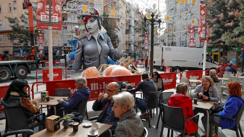 10/03/2020.- Preparativos de las Fallas de València, que se han suspendido por el coronavirus, en el barrio de Ruzafa. / EFE - MANUEL BRUQUE