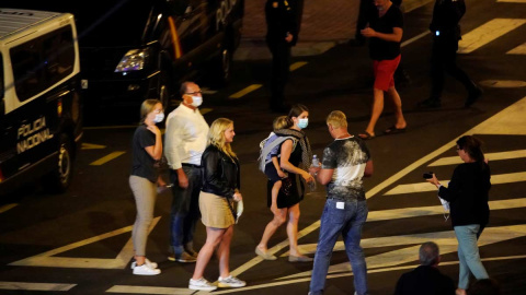 Varios turistas que estaban en cuarentena en el hotel Adeje Palace de Tenerife, abandonan el hotel poco después del final de la cuarentena. (JUAN MEDINA | REUTERS)