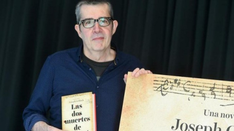 Joseph Gelinek, seudónimo del periodista Máximo Pradera, durante la presentación de su novela 'Las dos muertes de Mozart'./Archivo/ EFE