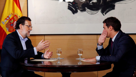 El presidente del Gobierno, Mariano Rajoy, y el líder de Ciudadanos, Albert Rivera, en una de sus reuniones previas al pacto de investidura. Archivo EFE