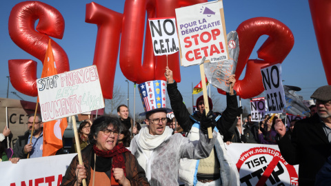 Manifestantes durante las protestas en Estrasburgo en contra del acuerdo entre la UE y Canadá (CETA), Francia / AFP