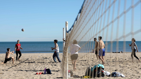 VALENCIA, 31/01/2020.- Varias personas disfrutan de un día de calor en la playa de la Malvarrosa de Valencia este viernes, cuando se prevé que el primer fin de semana de febrero comenzará con tiempo estable y con temperaturas "altas e incluso muy altas