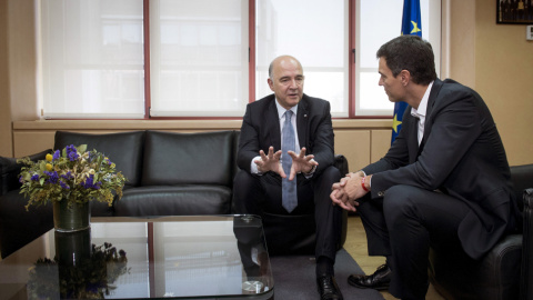 El secretario general del PSOE, Pedro Sánchez, durante el encuentro de trabajo que mantuvo con el comisario europeo de Asuntos Económicos y Financieros, Pierre Moscovici, en la sede de las instituciones europeas en Madrid.EFE/Luca Piergiovanni