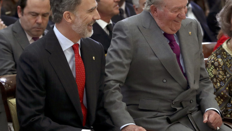 El rey Felipe y su padre, el rey Juan Carlos, momentos antes de asistir a la ceremonia de entrega de los Premios Nacionales del Deporte 2017, en el Palacio de El Pardo. EFE/Ballesteros