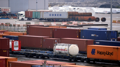 Un contenedor de la empreasa Cosco en la terminal del puerto de Bilbao. REUTERS/Vincent West