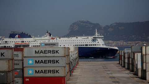 Un ferry pasa junto a los contenedores de la terminal de carga del puerto de Algeciras. REUTERS/Jon Nazca