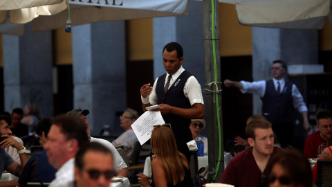 Un camarero toma nota en la terraza de un restaurante en el centro histórico de Madrid. REUTERS/Susana Vera