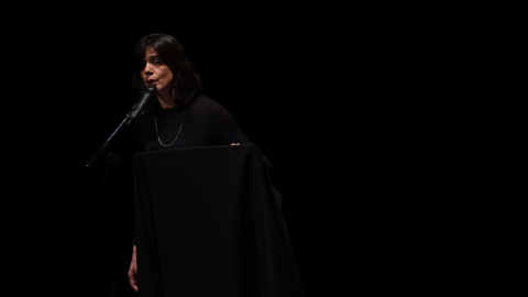 La poetisa Lara Moreno recita 'Pensaba que me podría enferma de tanto llorar'. Fernando Sánchez