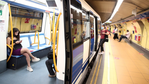 Pasajeros en un tren parado en el andén de la estación de Metro de San Bernardo, en Madrid. E.P./Eduardo Parra