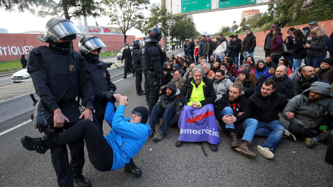 Una de les imatges de la vaga general del 8 de novembre de 2017, quan diversos Mossos van retirar un home de la calçada de les Rondes. ALBERT GEA/ REUTERS