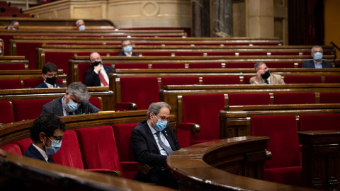 El presidente de la Generalitat, Quim Torra, en su escaño, durante un pleno extraordinario en el Parlament de Cataluña para debatir sobre "la situación política creada por la crisis de la monarquía española" tras la marcha del rey emérito de Españ