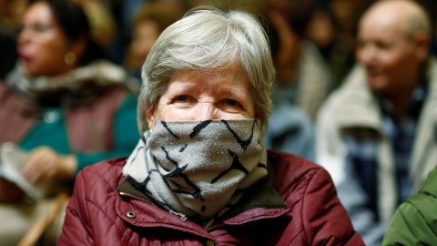 Una mujer se tapa la cara con durante un evento público. REUTERS/Javier Barbancho