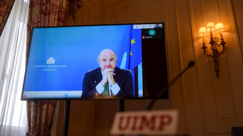 El vicepresidente del Banco Central Europeo, Luis de Guindos, durante la videoconferencia: "La posición de los bancos centrales. La vigilancia desde Fráncfort". /EFE