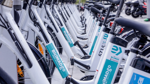 Bicicletas ancladas en Plaza de Castilla durante el día del primer reparto de la puesta en marcha de BiciMAD Go,. E.P./Ricardo Rubio