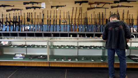 Un cliente observa el mostrador de una tienda de armas en la localidad de Parker (Colorado, EEUU). REUTERS/Rick Wilking