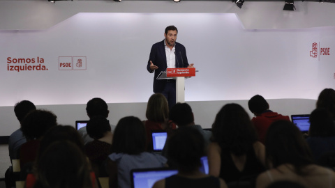 El nuevo portavoz de la ejecutiva del PSOE, Óscar Puente, durante la rueda de prensa posterior a la primera reunión de la Ejecutiva surgida del 39 Congreso Federal. EFE/Emilio Naranjo