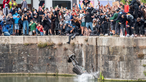 La estatua del comerciante de esclavos del siglo XVII Edward Colston cae al agua después de que los manifestantes la derribaron y la empujaron a los muelles, durante una protesta contra la desigualdad racial. Keir Gravil / REUTERS