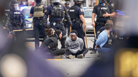 Manifestantes detenidos durante manifestaciones después de que un gran jurado que consideró el asesinato en marzo de Breonna Taylor, votó a favor de acusar a uno de los tres policías blancos por poner en peligro sin sentido. REUTERS / Bryan Woolston