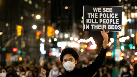 Un manifestante sostiene un cartel durante una marcha tras el anuncio de una sola acusación en el caso Breonna Taylor, en el distrito de Brooklyn de la ciudad de Nueva York. REUTERS / Jeenah Luna