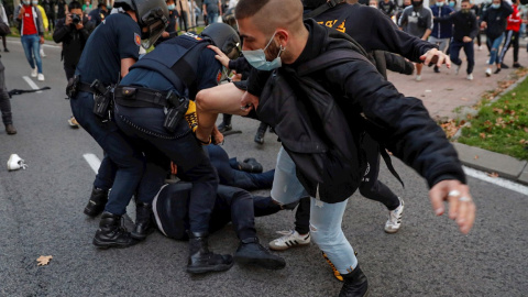 GRAF121. MADRID 24/09/2020.- Miembros de la policía antidisturbios cargan contra un grupo de manifestantes que protestaban en favor de la Sanidad Pública y contra los confinamientos selectivos, este jueves en Madrid. EFE/Emilio Naranjo