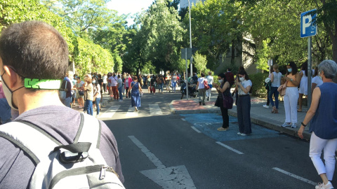 Personal docente espera largas colas para hacerse un test serológico. Fuente José Antonio Chacon