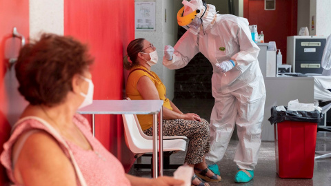 Una enfermera hace una prueba PCR a una mujer en el Centro de Salud del Barrio de San Diego de Lorca, Murcia, en una imagen de archivo. EFE/Marcial Guillén