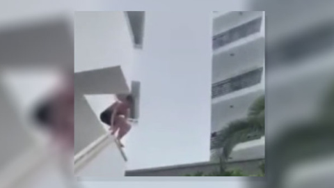 Fotograma del vídeo del joven haciendo 'balconing'. DIARIO DE MALLORCA