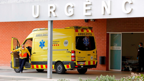 Una ambulancia ante la puerta de urgencias del Hospital de Igualada (Barcelona), en una imagen de archivo. EFE/Susanna Sáez