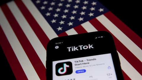 El ícono de la aplicación TikTok en un teléfono y la bandera de EE.UU. EFE / EPA / ROMAN PILIPEY