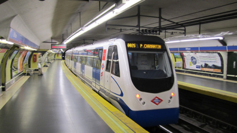 Un convoy de Metro entra en la estación de Bilbao, de la línea 4.