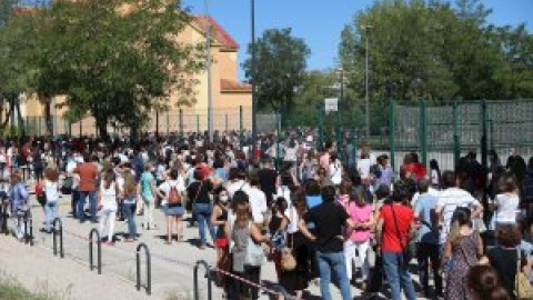 La Comunidad de Madrid privatiza los test serológicos a los profesores en medio de un caos organizativo