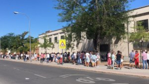 Así hemos vivido en directo la cola kilométrica que miles de profesores han tenido que hacer en Madrid para los tests