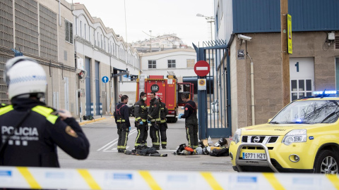 Bomberos y agentes de Policía en el polígono de Montsolís, en el distrito de Sant Martí de Barcelona, doned se ha registrado una explosión en una empresa química. - EFE