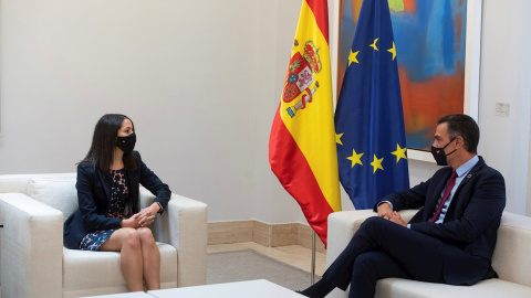 El presidente del Gobierno, Pedro Sánchez, conversa en la Moncloa con la líder de Ciudadanos, Inés Arrimadas, durante su ronda de contactos con los partidos políticos. EFE/Fernando Villar