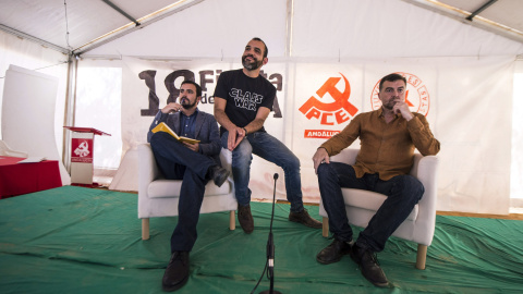 El candidato de IU a la presidencia del Gobierno, Alberto Garzón, con el senador José Manuel Mariscal y el coordinador general de IU Andalucía, Antonio Maíllo, en un acto del PCA en Córdoba. EFE/ Rafa Alcaide