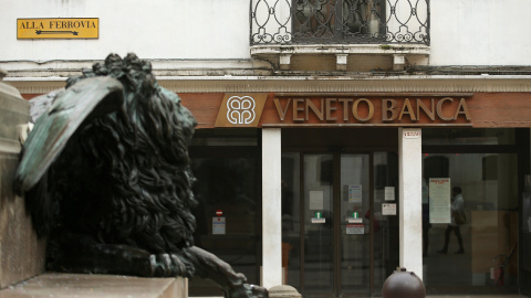 Una oficina de Veneto Banca en Venecia. REUTERS/Alessandro Bianchi