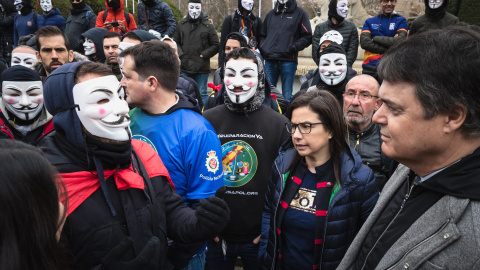 Los diputados del PP Ana Vázquez y Carlos Rojas junto a los manifestantes de Jusapol el pasado martes frente al Congreso.