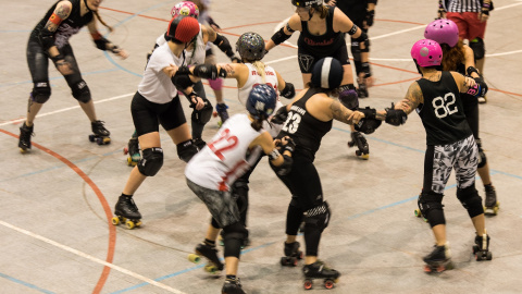 Una jugada en un partit de 'roller derby'. MIGUEL VELASCO ALMENDRAL