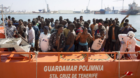 Llegada de la embarcación Guardamar Polimnia de Salvamento Marítimo al puerto de Málaga con los inmigrantes que han sido rescatados cuando viajaban en dos pateras por las cercanías de la isla de Alborán. EFE/Daniel Pérez